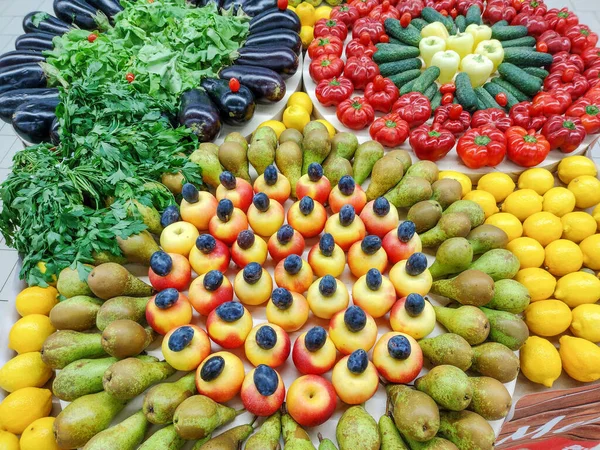 Όμορφη Διακόσμηση Φρούτων Και Λαχανικών Αχλάδια Μήλα Δαμάσκηνα Λεμόνια Μαϊντανός — Φωτογραφία Αρχείου