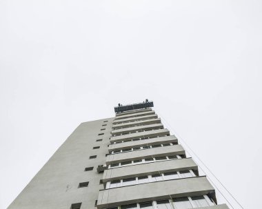 Romanya 'daki bir binanın termal yalıtımı üzerinde çalışan işçiler