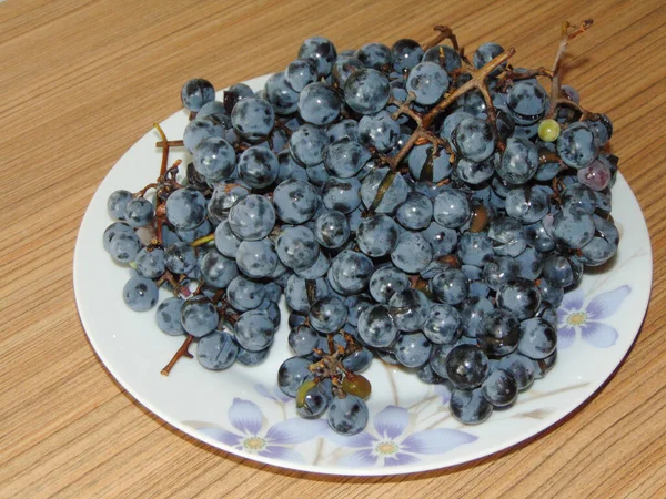 プレート上にルーマニアから黒熟したブドウ — ストック写真