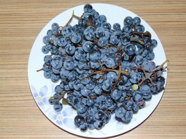 プレート上にルーマニアから黒熟したブドウ — ストック写真