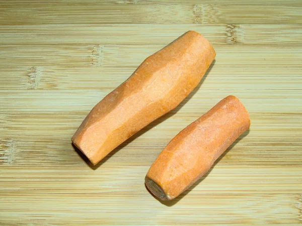 木制底座上的两只胡萝卜 — 图库照片