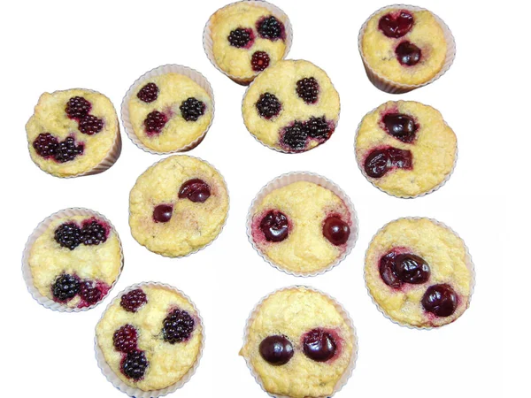 Muffins Mit Brombeeren Und Kirschen Isoliert Auf Weiß — Stockfoto