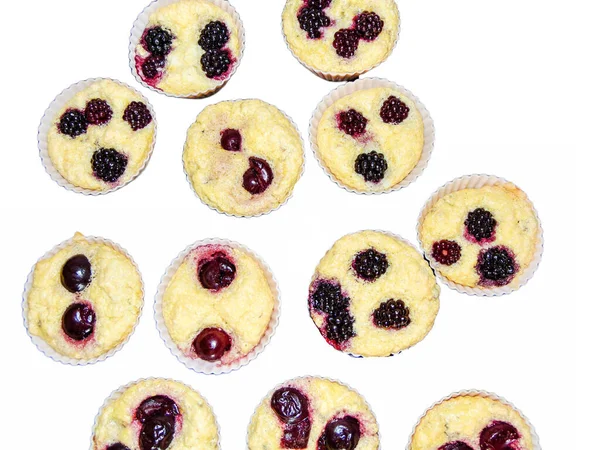Muffins Mit Brombeeren Und Kirschen Isoliert Auf Weiß — Stockfoto