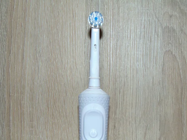 Escova Dentes Elétrica Branca Fundo Madeira — Fotografia de Stock