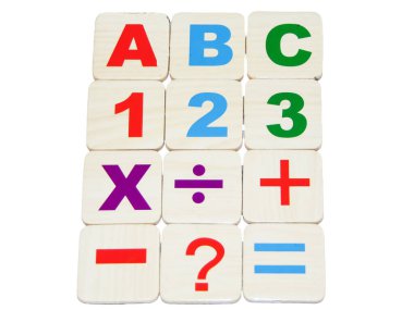 Beyaz üzerine izole edilmiş renkli harfler, sayılar ve matematiksel işaretler
