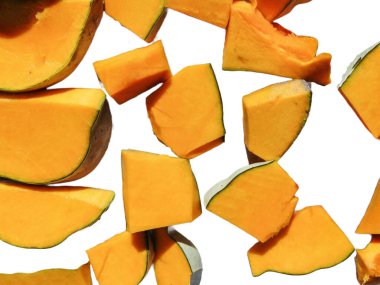 Beyaz arka plan üzerinde izole kabak parçaları