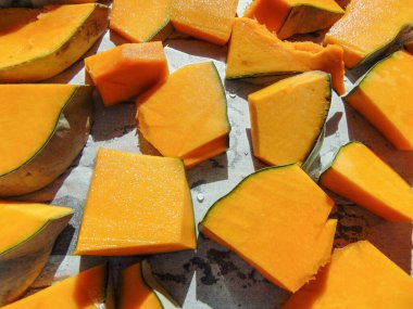 Balkabağı dilimleri fırına koyulmaya hazır.