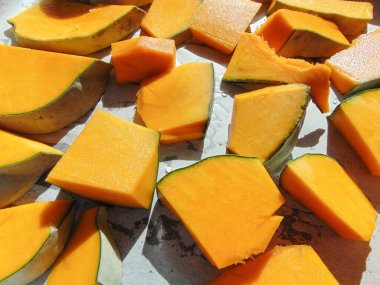 Balkabağı dilimleri fırına koyulmaya hazır.