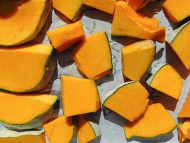 Balkabağı dilimleri fırına koyulmaya hazır.