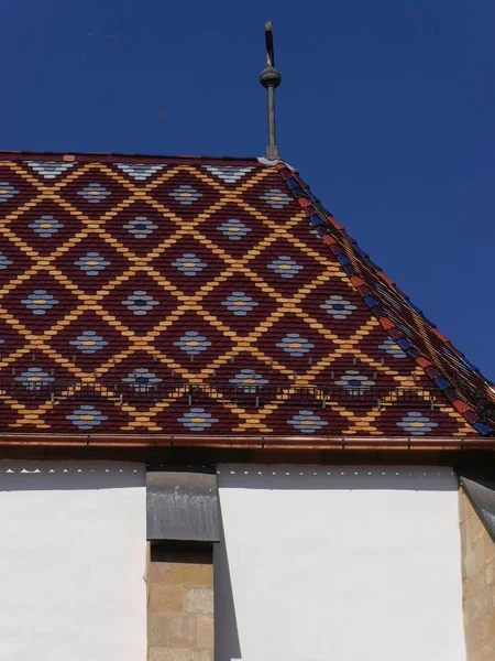 Cerca del techo de la catedral luterana, Sibiu, Rumania — Foto de Stock