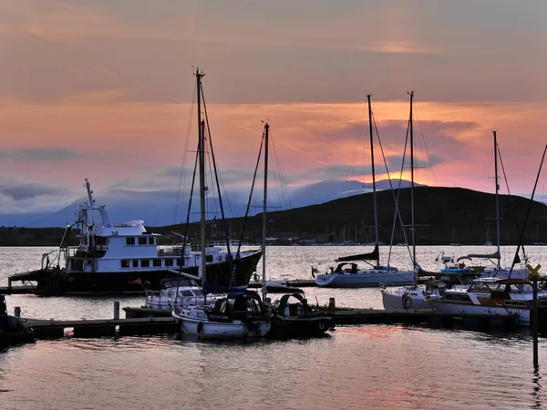 Barche in baia al tramonto, Oban, Scozia — Foto Stock