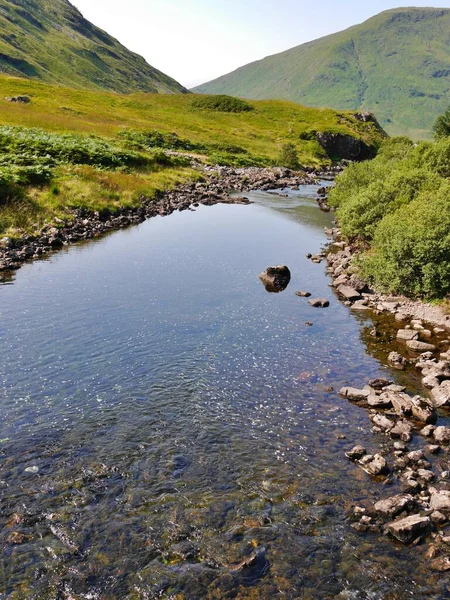 Bela vista de córrego e montanhas, Glencoe, Escócia — Fotografia de Stock