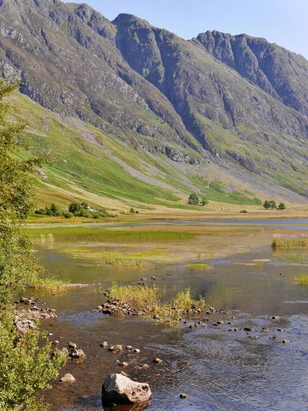 Pionowy widok strumienia w dolinie Glencoe w Szkocji Highlands — Zdjęcie stockowe