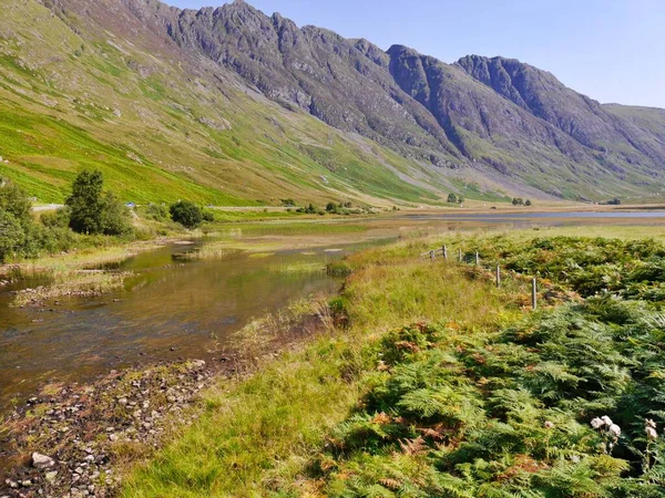 Vista del arroyo que fluye a través del valle de Glencoe, Highlands escocés —  Fotos de Stock