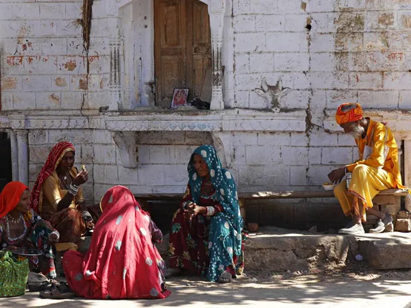 ラジャスタン州の4人の女性とサドゥ人の朝食、プシュカル、インド — ストック写真