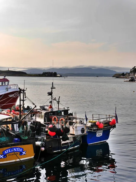 Liman, Oban, İskoçya 'daki renkli balıkçı teknelerini kapatın — Stok fotoğraf