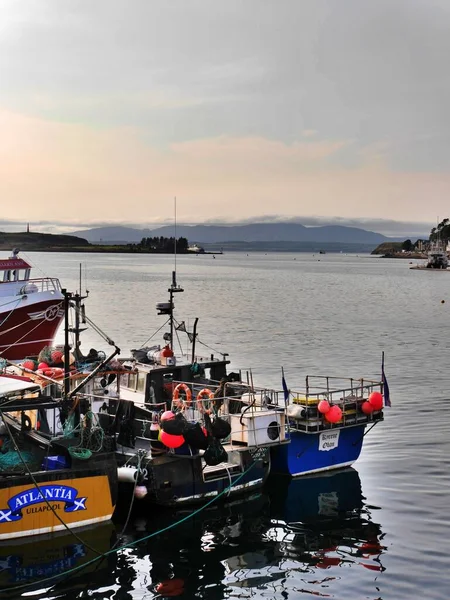 Gros plan de bateaux de pêche colorés dans le port, Oban, Écosse — Photo