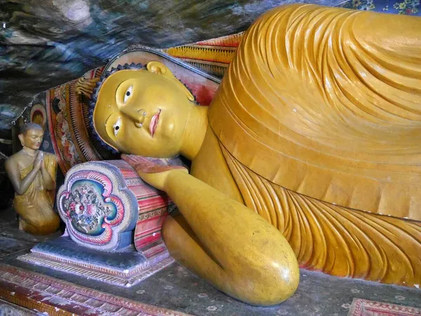 Buda em retirada, Grutas de rocha Mulkiligala, Sri Lanka. — Fotografia de Stock