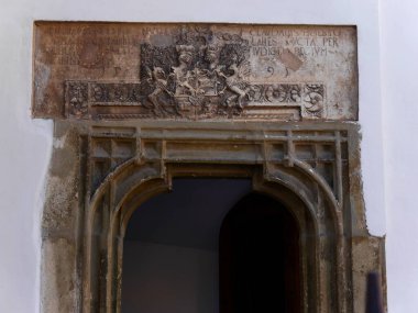 Romanya 'nın Sibiu kentinin antik, oymalı kapısının üzerinde