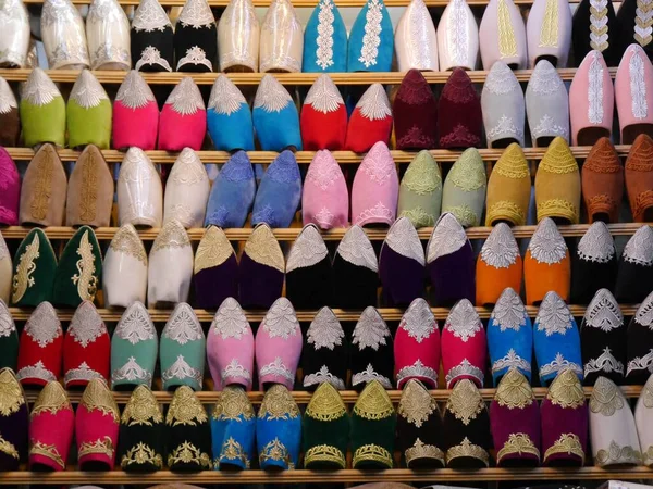 Σειρές από πολύχρωμες, χειροποίητες παντόφλες babouche προς πώληση στο souk, Μαρόκο — Φωτογραφία Αρχείου