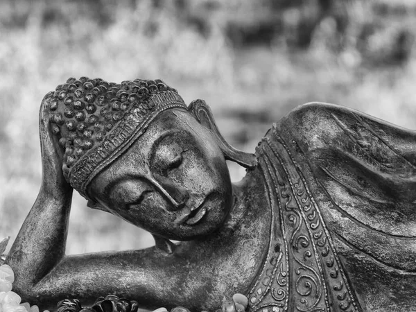 Black and white reclining Buddha ornament on sale in market, Myanmar — Stock Photo, Image