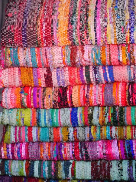 Πακέτο πολύχρωμα, χειροποίητα, ριγέ χαλάκια προς πώληση στην αγορά, Ινδία — Φωτογραφία Αρχείου