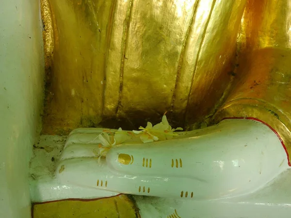 Close up de flores de jasmim na mão de estátua de buda dourada, Mianmar — Fotografia de Stock