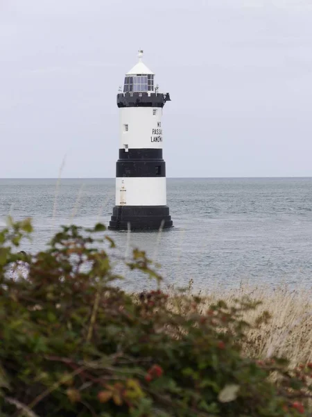 Close up van de vuurtoren voor de kust van Anglesey, Wales — Stockfoto