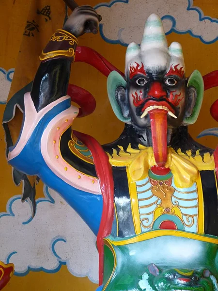 Primer plano de la vibrante estatua del demonio, Hoi An, Vietnam — Foto de Stock