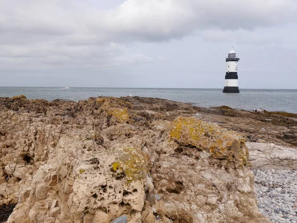 Vista orizzontale del famoso faro al largo della costa di Anglesey, Galles, Regno Unito — Foto Stock