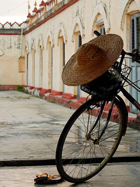 古い中庭でヴィンテージバイク、わら帽子とフリップフロップ、ミャンマー — ストック写真