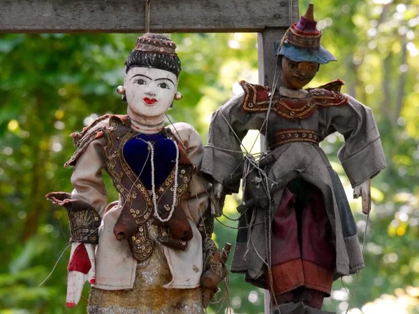 Deux marionnettes traditionnelles à la main suspendues à un arbre, Myanmar — Photo