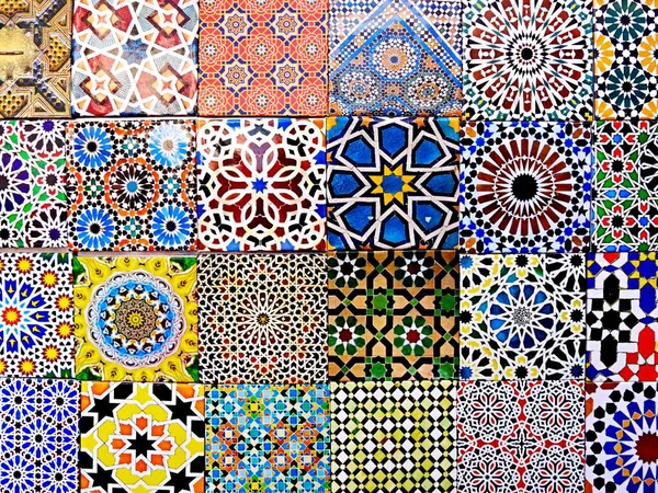 Mosaico colorido de azulejos marroquinos artesanais com padrões simétricos — Fotografia de Stock