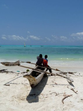 Ngalawa 'da oturan çocuklar geleneksel ahşap tekne, Jambiani, Zanzibar