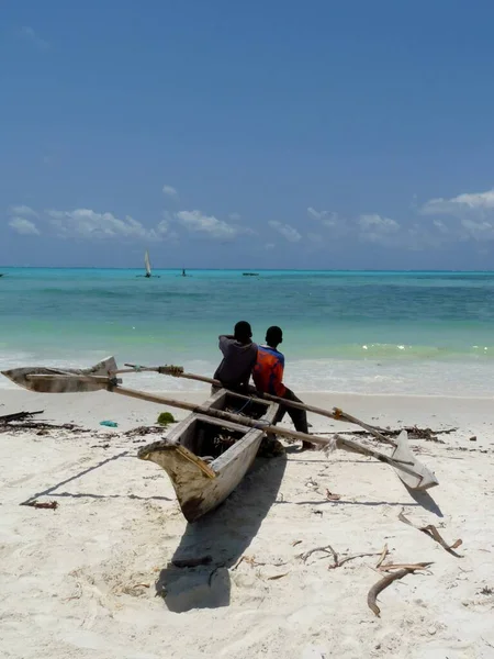 Jungen sitzen auf einem traditionellen Ngalawa-Holzboot, Jambiani, Sansibar — Stockfoto