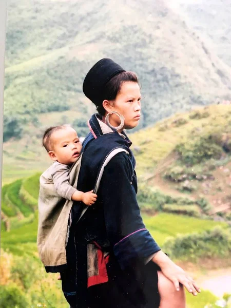 Young Hmong matka a dítě, stojící v horách, Sapa, Vietnam — Stock fotografie