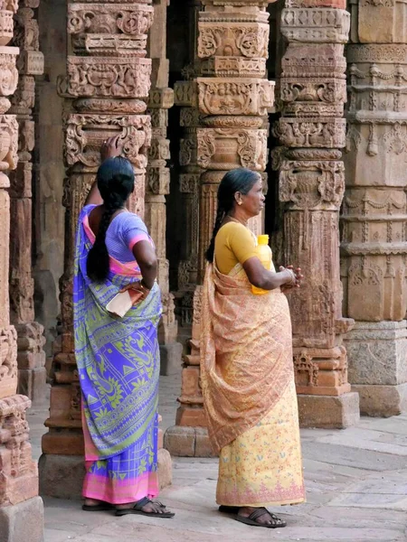インドのデリーのクトゥブ コンプレックスに立つ2人のインド人女性のクローズアップ 高品質の写真 — ストック写真