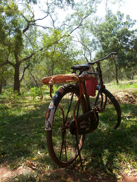 Close Van Roestige Oude Fiets Links Het Veld Pondicherry Zuid — Stockfoto