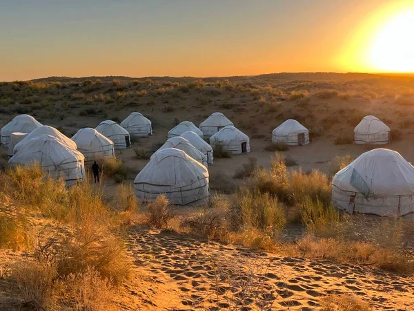 Vista Deslumbrante Tradicional Acampamento Iurtes Deserto Uzbequistão Nascer Sol Foto Imagens De Bancos De Imagens Sem Royalties