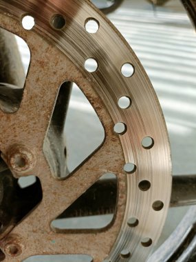 Motosiklet frenlerine ve ön tekerleklere yakın çekim