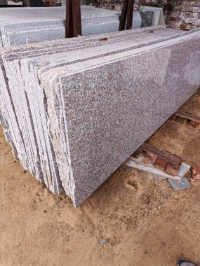 Depoda renkli mermer levhalar var. Granit levhalar mağaza bahçesinde satışa hazır.