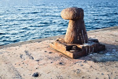 Stromboli adasının iskelesine demir atmış.