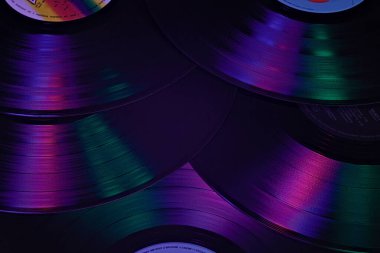 Geçmişin müziğini hatırlamak için çeşitli renkli vinyller.