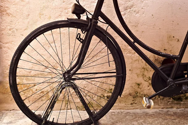 Altes Schwarzes Fahrrad Mit Stangenbremsen — Stockfoto