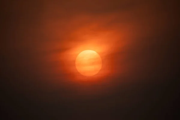 Велике Сонце Збиралося Ввечері — стокове фото