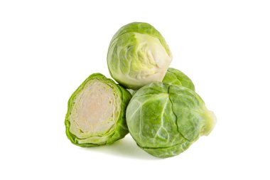 Brüksel lahanası, izole et. Taze, küçük Brüksel lahanaları beyaz yalıtılmış arka planda yığılmış.