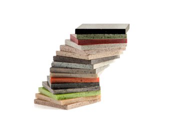 İzole edilmiş beyaz arka planda taş tezgahlar. Tasarım için farklı dokulardan ve farklı renklerden oluşan taş örnekleri.