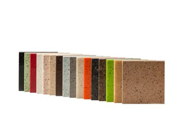 İzole edilmiş beyaz arka planda taş tezgahlar. Tasarım için farklı dokulardan ve farklı renklerden oluşan taş örnekleri.