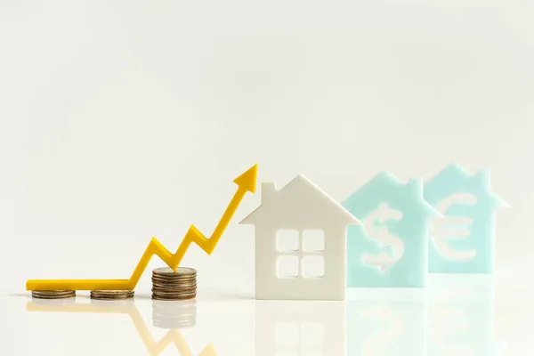 Trh s nemovitostmi, graf, šipka nahoru. Modelka domu a hromada mincí. Koncept inflace, ekonomického růstu, ceny pojišťovacích služeb — Stock fotografie