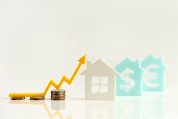 Mercado inmobiliario, gráfico, flecha arriba. Modelo de casa y una pila de monedas. Concepto de inflación, crecimiento económico, precio de los servicios de seguros — Foto de Stock